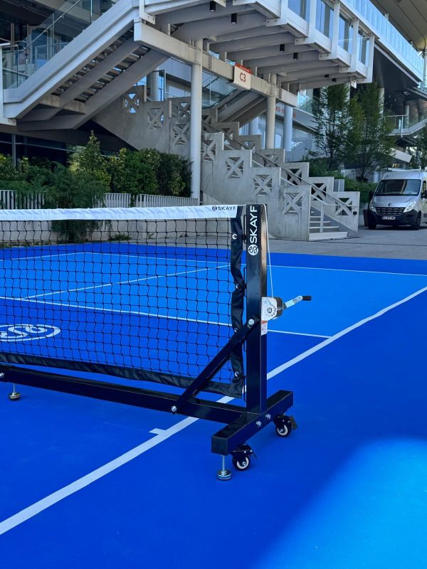Filet pickleball PRO SKAYF installé sur terrain extérieur